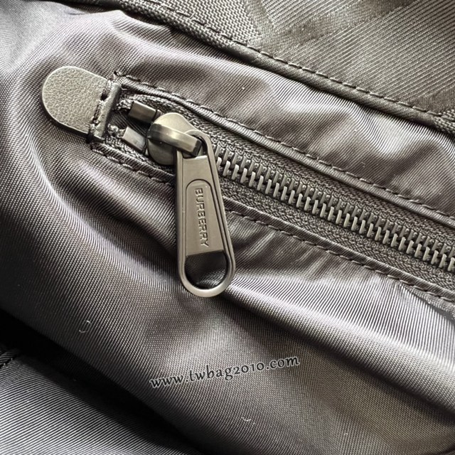 Burberry專門店新款郵差包 巴寶莉經典的Bt印花圖案手提肩背男包 yxb1396